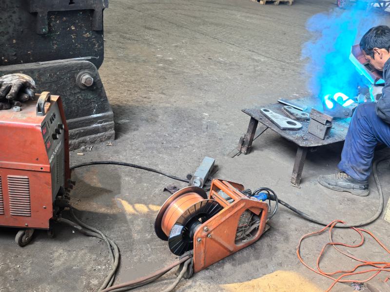 Manual welding of mechanical parts